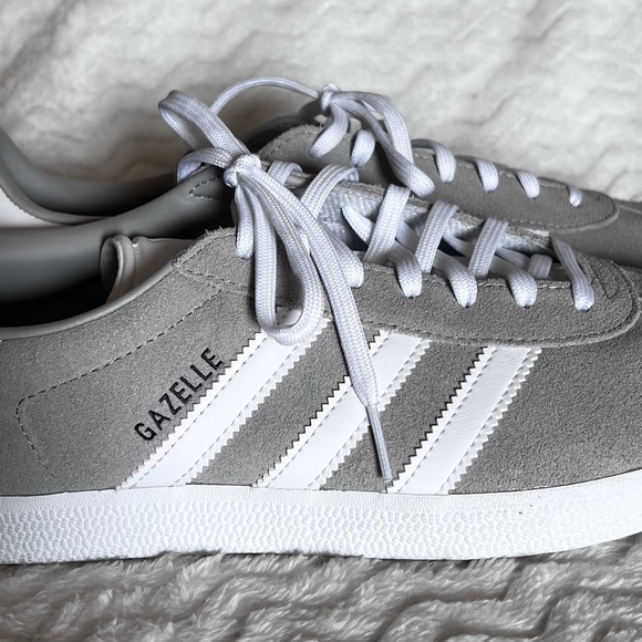 NWOB ADIDAS Gazelle Suede Shoe, Gray/White, 11 - Picture 2 of 5
